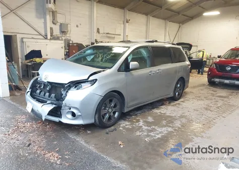 2015 Toyota Sienna Se 8 Passenger z USA, uszkodzony, nr VIN 5TDXK3DC6FS667398